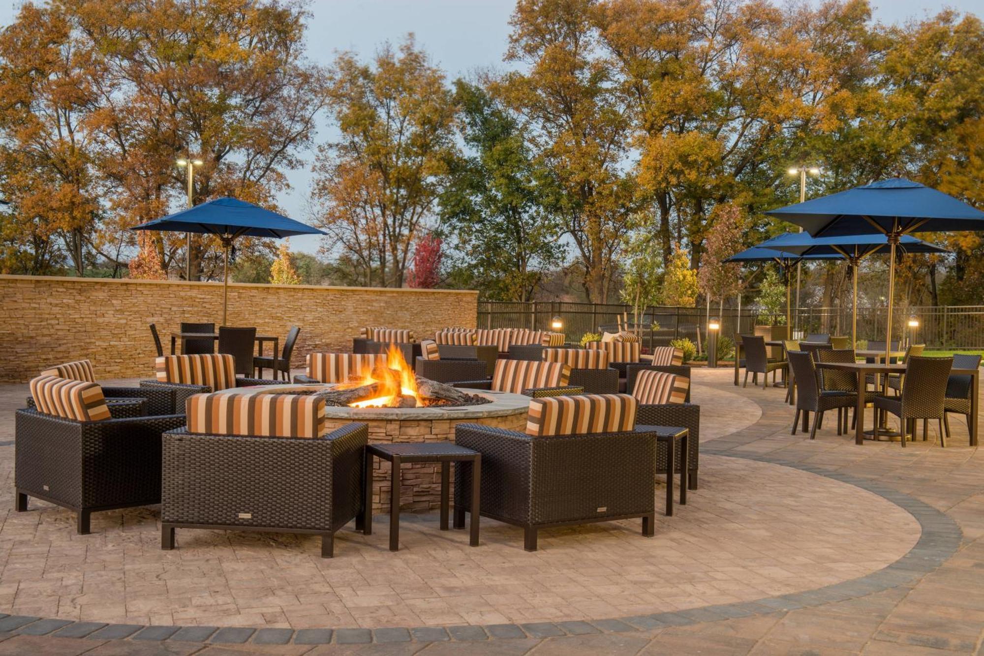 Courtyard By Marriott Shippensburg Hotel Ngoại thất bức ảnh